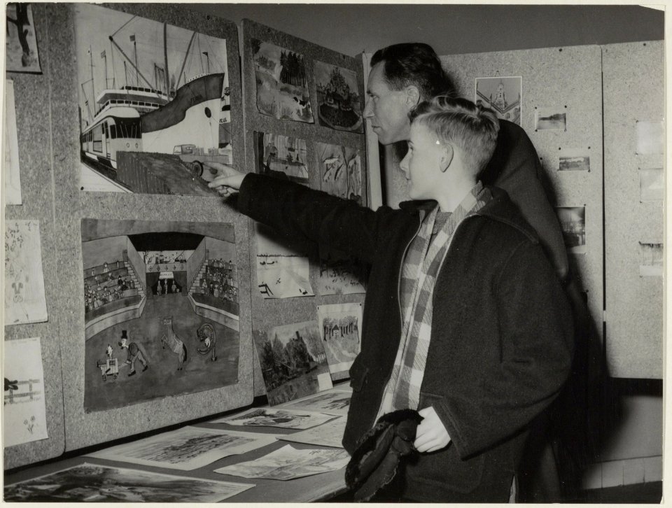 Wethouder D.Geluk bij de opening van het Interscholaire Jeugdtournooi 1953 in de Vleeshal. NL-HlmNHA 54010717