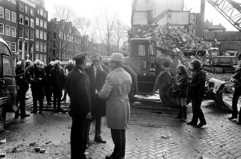 Wethouder Lammers bekijkt sloop in Nieuwmarkt wethouder Lammers in gesprek met , Bestanddeelnr 927-8279