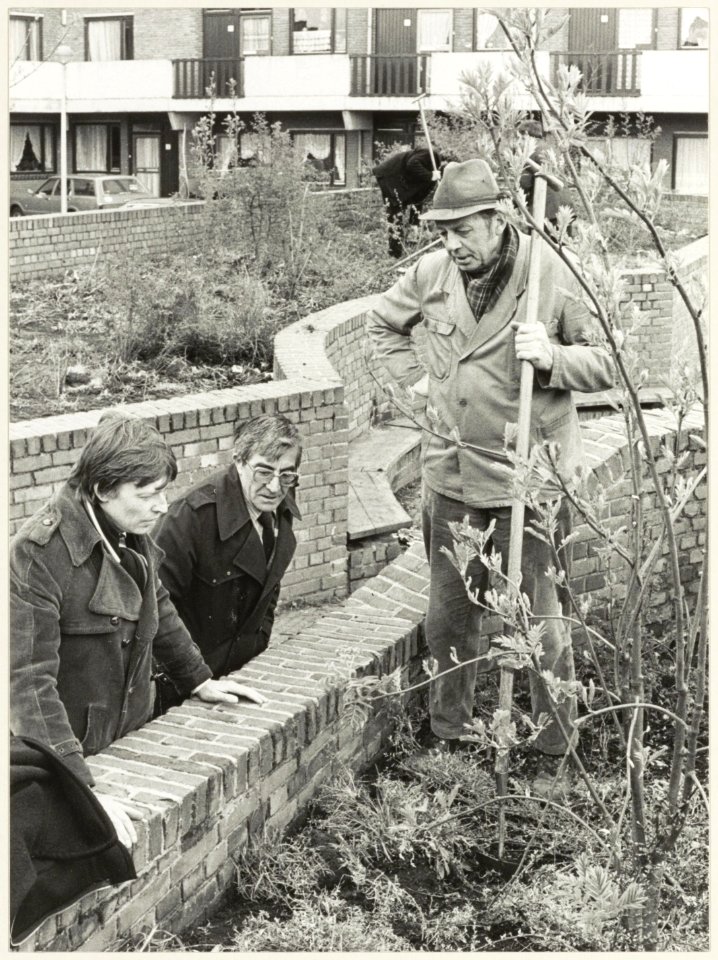 Wethouder Captijn (l) op bezoek bij medewerkers van de dienst Hout en Plantsoenen de heren Wesseling en van Zilt. NL-HlmNHA 54014874
