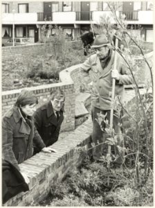 Wethouder Captijn (l) op bezoek bij medewerkers van de dienst Hout en Plantsoenen de heren Wesseling en van Zilt. NL-HlmNHA 54014874