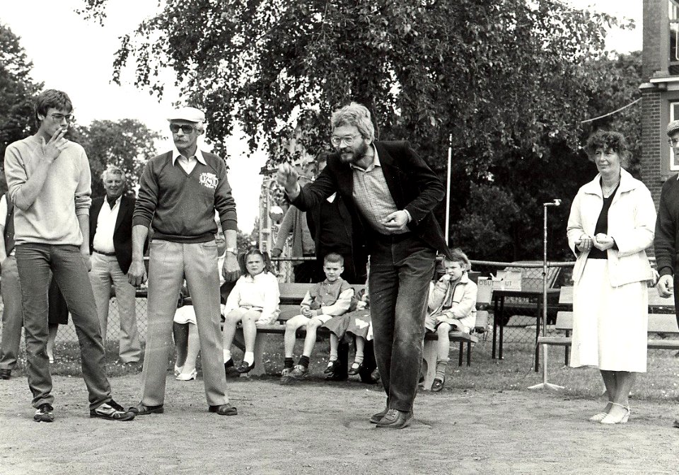 Wethouder C.A. Kleijwegt opent de nieuwe jeu de boulesbaan naast het station Santpoort-Zuid. Aangekocht in 1983 van fotograaf C. de Boer. - Negatiefnummer 23138 k 19. - Gepubliceerd in het H, NL-HlmNHA 1478 25900 K 38