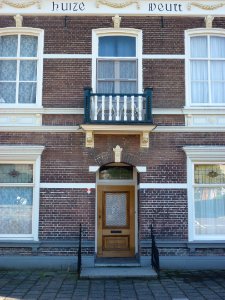Weurt (Beuningen Gld) Huize Weurt, Past.v.d.Marckstraat 12 voordeur en balkon, gevellijst met naam