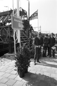 Wethouder Brautigam onthult het NS-bord, Bestanddeelnr 924-5766