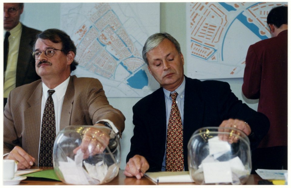 Wethouder C. Visser (links) en notaris mr.E. Mascini verrichten de loting voor de bouwkavels in Velserbroek. NL-HlmNHA 54050188