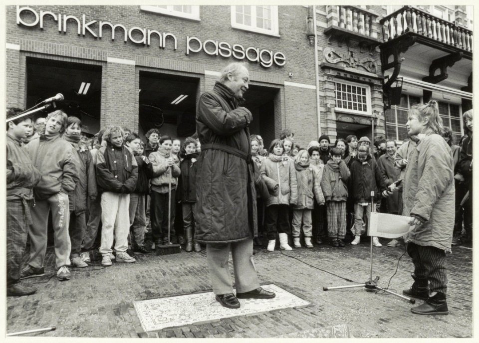 Wethouder Ab van Schooten op het matje (van Gerrit van Dijk) geroepen door Aafje Netelenbos