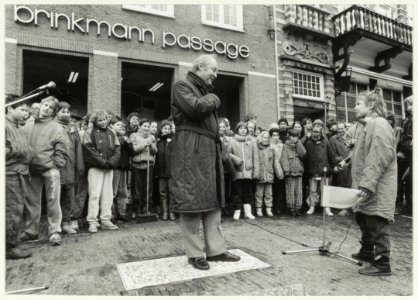 Wethouder Ab van Schooten op het matje (van Gerrit van Dijk) geroepen door Aafje Netelenbos