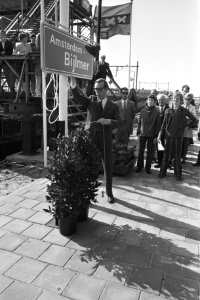 Wethouder Brautigam onthult het NS-bord, Bestanddeelnr 924-5765