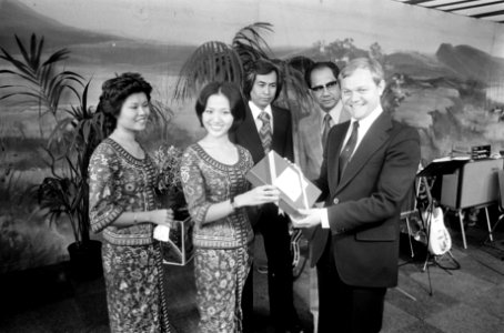Wethouder De Cloe ontvangt een felicitatie van de gouverneur van Djakarta uit ha, Bestanddeelnr 927-9159