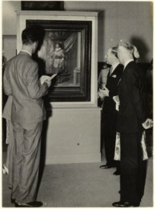 Wethouder D.J.A. Geluk, direkteur H.P. Baard en burgemeester P.O.F.M. Cremers bij een der schilderijen in het Frans Halsmuseum. NL-HlmNHA 54005656
