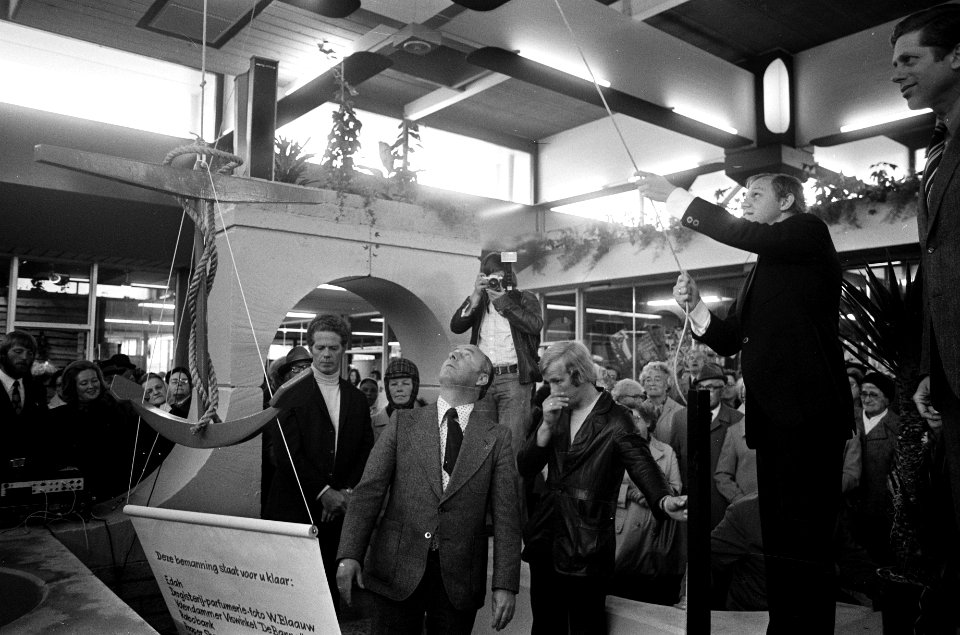 Wethouder De Cloe opent het winkelcentrum 'Ankerplaats' in Buiksloter Banne, Ams, Bestanddeelnr 927-9687