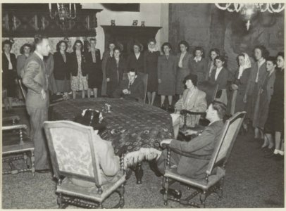 Wethouder D.J.A. Geluk ontvangt gasten op het stadhuis. NL-HlmNHA 54004708