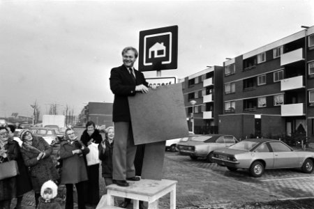 Wethouder De Cloe opent het eerste woonerf in Holendrec ht, Bestanddeelnr 928-9832