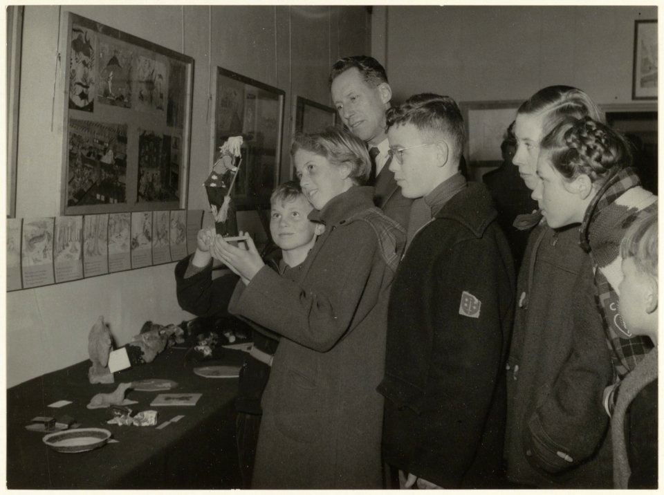 Wethouder D.J.A. Geluk opent een tentoonstelling InterscholairJeugdtournooi in Museum Het Huis van Looy aan de Kleine Houtweg. NL-HlmNHA 54004279