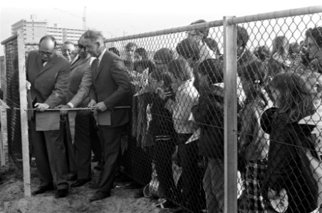 Wethouder A.A. Verheij opent bouwspeelplaats in Bijlmermeer, Amsterdam, Bestanddeelnr 922-4555
