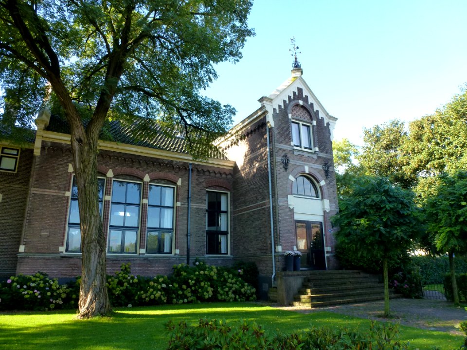 Weurt (Beuningen Gld) school en woning Past.v.d.Marckstraat 24-26, schoolzijde