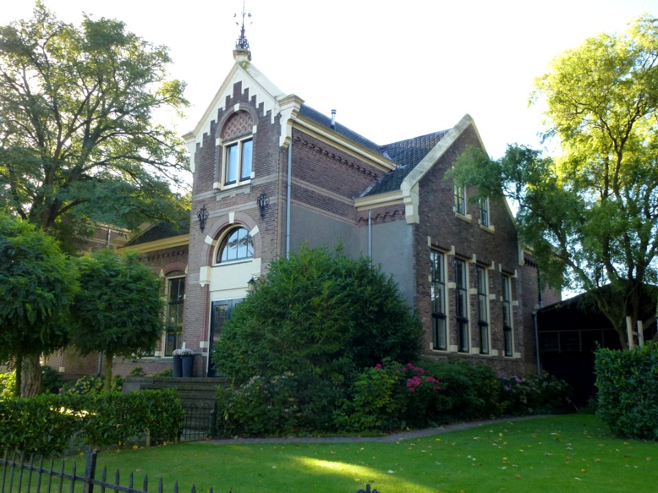 Weurt (Beuningen Gld) school en woning Past.v.d.Marckstraat 24-26, school rechts voor