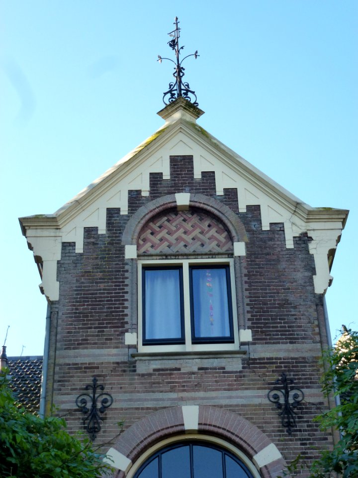 Weurt (Beuningen Gld) school en woning Past.v.d.Marckstraat 24-26, school geveltop