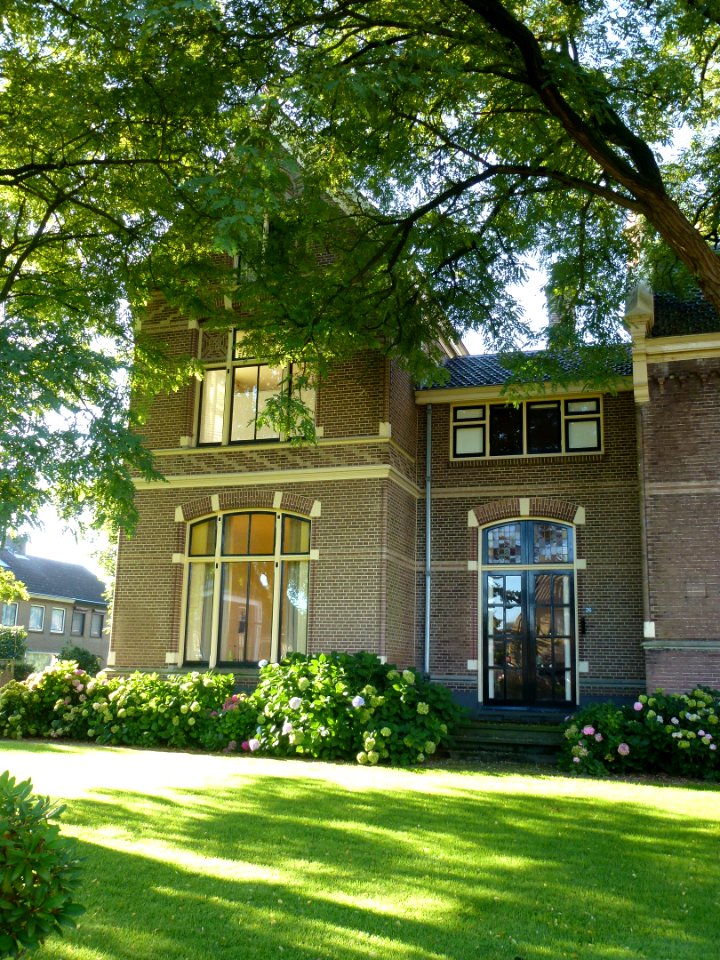 Weurt (Beuningen Gld) school en woning Past.v.d.Marckstraat 24-26, woningzijde