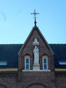 Weurt (Beuningen Gld) klooster Past.v.d.Marckstraat 14 geveltop met gevelbeeld