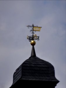Wetterfahne auf dem Gemeindehaus in Kleingeschwenda (Saalfelder Höhe)