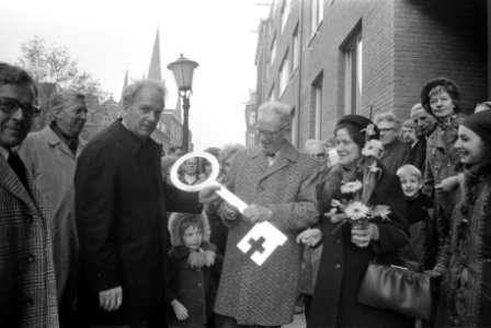 Wethouder Kuypers van Amsterdam overhandigt eerste sleutel van complex nieuwbouw, Bestanddeelnr 927-5684