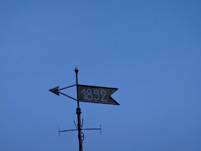 Wetterfahne auf dem Gemeindehaus in Gebersdorf, Thüringen