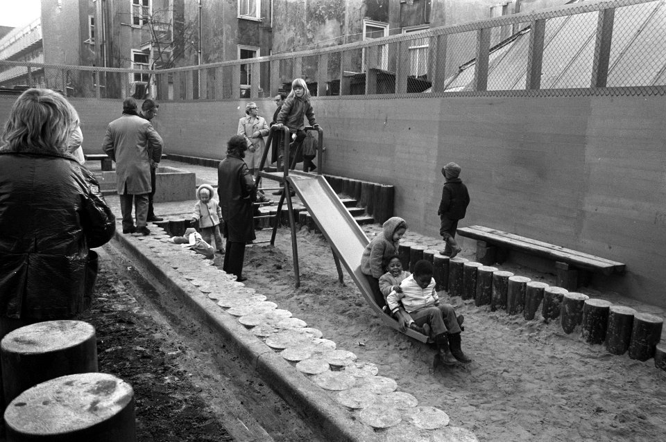 Wethouder Lammers opent speelterrein in de Pijp (Amsterdam door aftrap te doen, , Bestanddeelnr 925-3296