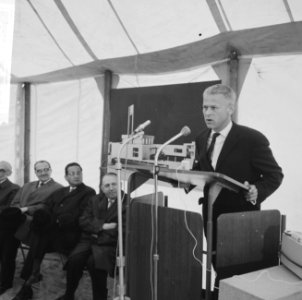 Wethouder Elsenburg eerste paal geslagen voor de Liberaal Joodse Gemeenschap aan, Bestanddeelnr 916-4968