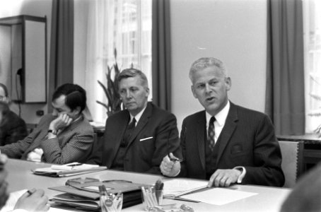 Wethouder Elsenburg van Amsterdam heeft het 5 jarenplan van de woonruimteprodukt, Bestanddeelnr 922-3227