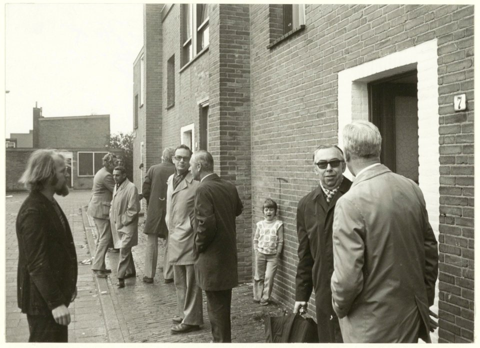 Wethouder A. Thuis ( 2de van rechts) met leden van de Commissie Volkshuisvesting op bezoek bij wooncomplex 62 cq de woonschool in Parkwijk. NL-HlmNHA 54003826