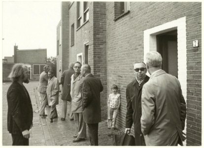Wethouder A. Thuis ( 2de van rechts) met leden van de Commissie Volkshuisvesting op bezoek bij wooncomplex 62 cq de woonschool in Parkwijk. NL-HlmNHA 54003826