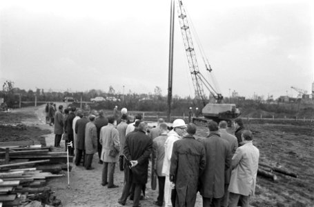 Wethouder A.A. Verheij slaat eerste paal Sporthal in Amsterdam Noord , Wethouder, Bestanddeelnr 921-8040
