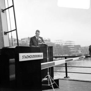 Wethouder drs. R. J. de Wit van Publieke Werken Amsterdam opent Stadhoudersbrug., Bestanddeelnr 922-8977