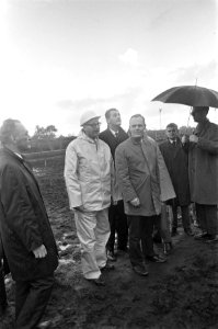 Wethouder A.A. Verheij slaat eerste paal Sporthal in Amsterdam Noord , Wethouder, Bestanddeelnr 921-8037