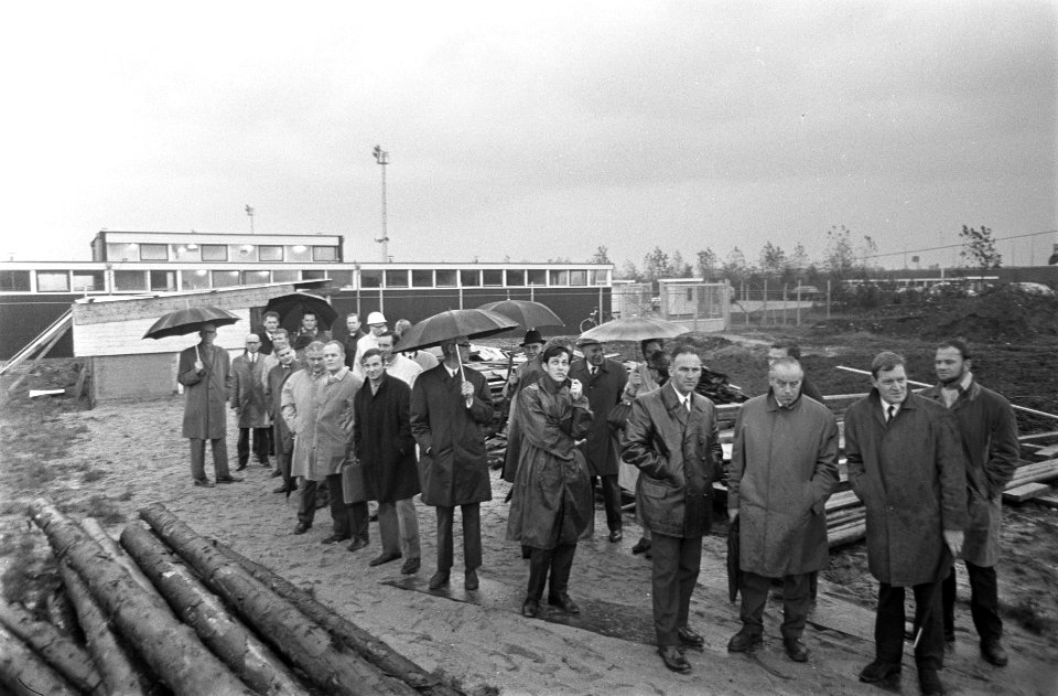 Wethouder A.A. Verheij slaat eerste paal Sporthal in Amsterdam Noord, Bestanddeelnr 921-8041