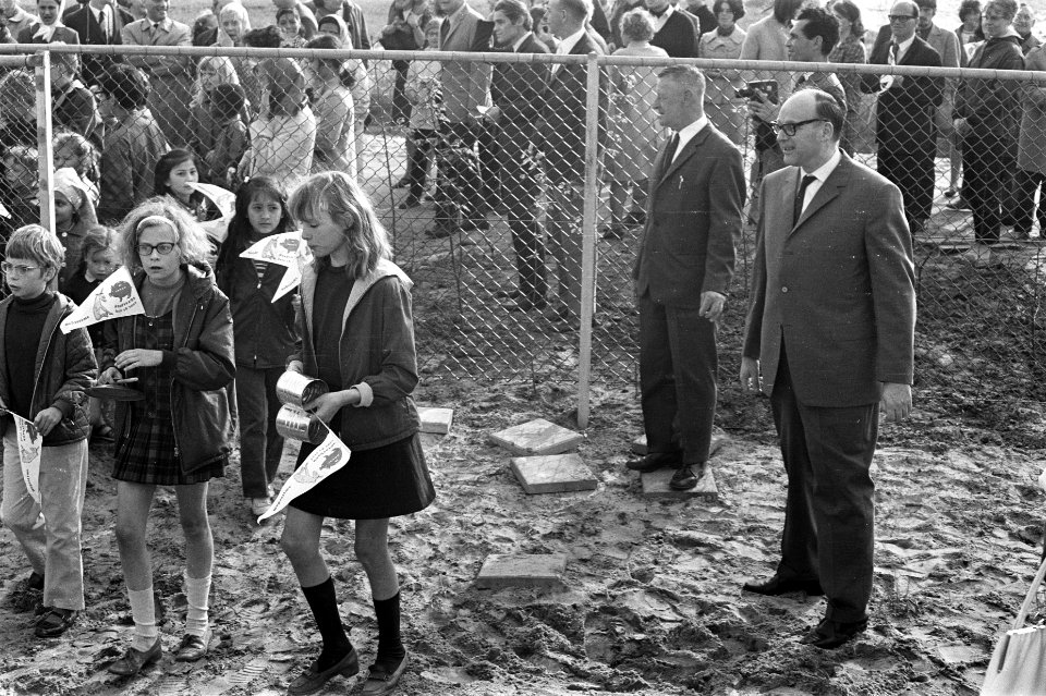 Wethouder A.A. Verheij opent bouwspeelplaats in Bijlmermeer, Amsterdam, Bestanddeelnr 922-4556