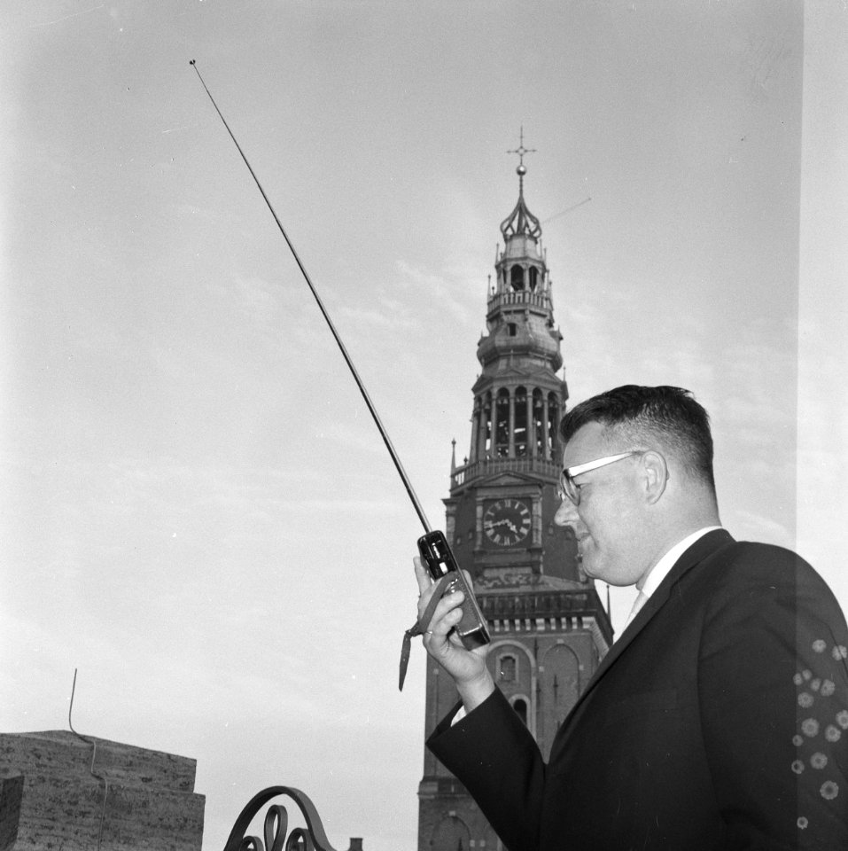 Wethouder drs. R.J. de Wit terwijl hij een sein geeft aan de beiaardier via een , Bestanddeelnr 918-3463