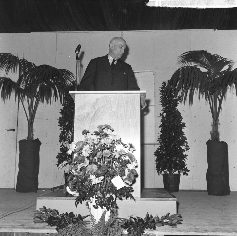 Wethouder dr. P. J. Koets opende Internationale school Amsterdam aan de Vechtstr, Bestanddeelnr 917-2442