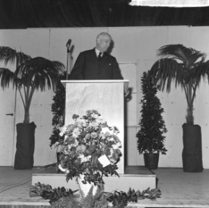 Wethouder dr. P. J. Koets opende Internationale school Amsterdam aan de Vechtstr, Bestanddeelnr 917-2442