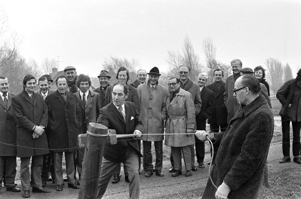 Weth A A Verheij van A'dam en weth B Goudsmit van Amstelveen treffen eerste, Bestanddeelnr 926-2532