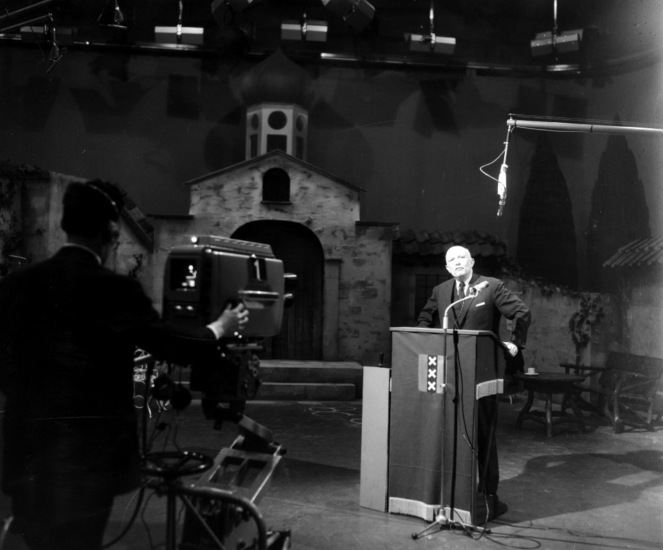 Wethouder dr. P. J. Koets , televisiestudio te Amsterdam geopend, tijdens openin, Bestanddeelnr 917-5925