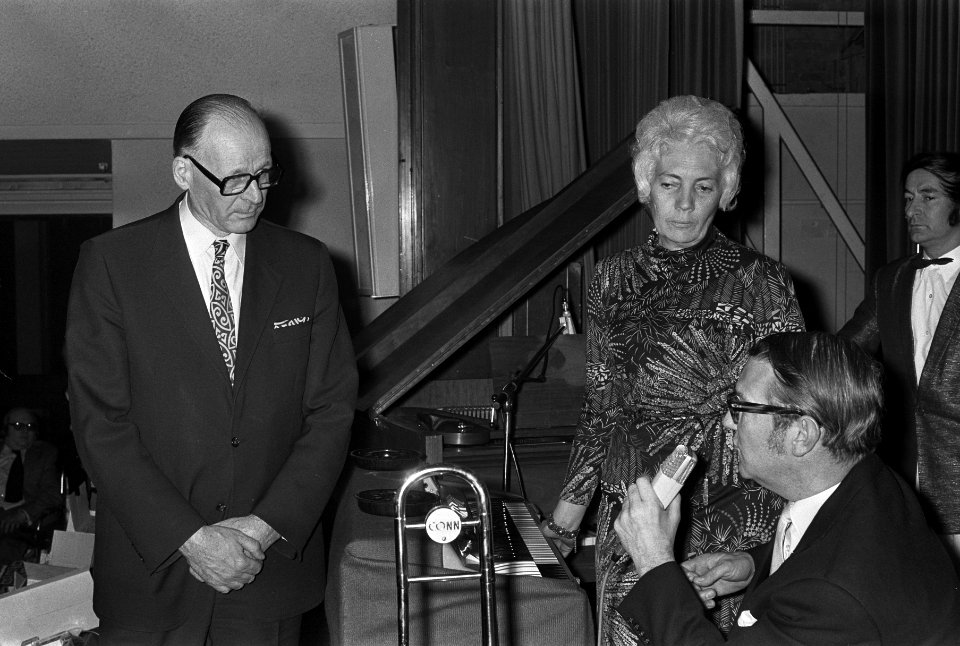 Wethouder A A Verheij (l) krijgt zilveren rolstoel van Invaliden sportverenigi, Bestanddeelnr 926-1819