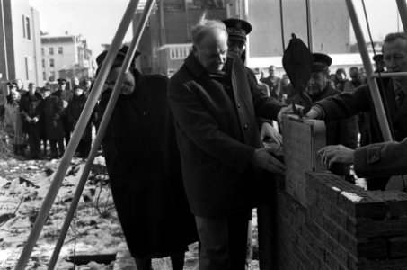 Wethouder LJ Kuypers metselt 1e steen voor bejaardentehuis De Goodwillburgh , Bestanddeelnr 926-2447