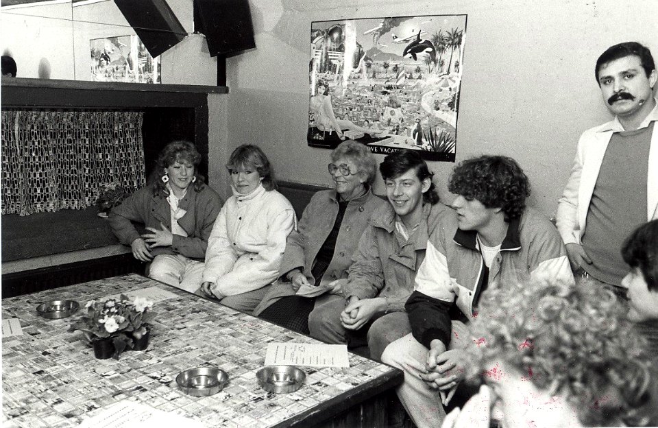 Wethouder Leni van son opent buurthuis De Fjord. Geschonken in 1986 door United Photos de Boer bv. - Gepubliceerd in het Haarlems Dagblad van 28.02.1985. Identificatienummer 54-025829