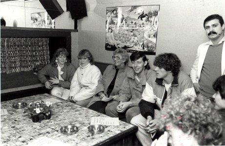 Wethouder Leni van son opent buurthuis De Fjord. Geschonken in 1986 door United Photos de Boer bv. - Gepubliceerd in het Haarlems Dagblad van 28.02.1985. Identificatienummer 54-025829