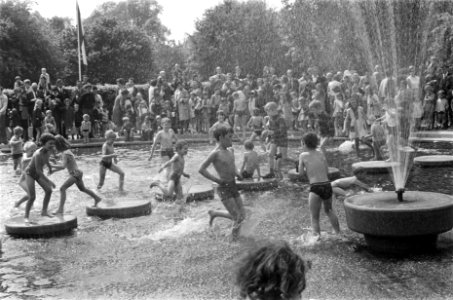 Wethouder de Wit opent kinderspeelvijver in Vondelpark, Amsterdam, Bestanddeelnr 922-4571