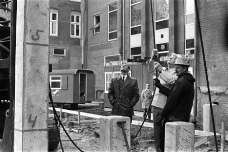 Wethouder L. J. Kuijpers van Amsterdam slaat eerste paal voor nieuwe vleugel van, Bestanddeelnr 923-9822