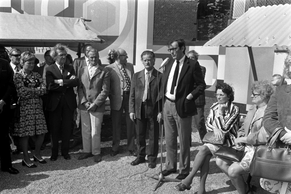 Wethouder Lammers onthuld naambord F. Domela Nieuwenhuis plantsoen, Bestanddeelnr 925-8502