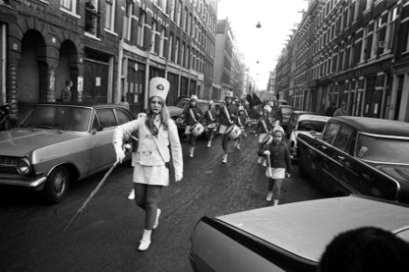 Wethouder Lammers opent speelterrein in de Pijp (Amsterdam door aftrap te doen, Bestanddeelnr 925-3297