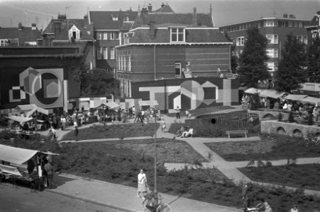 Wethouder Lammers onthuld naambord F. Domela Nieuwenhuis plantsoen , het F. Dome, Bestanddeelnr 925-8498